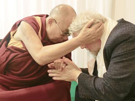Segnung durch den Dalai Lama (2016 in Strassburg).